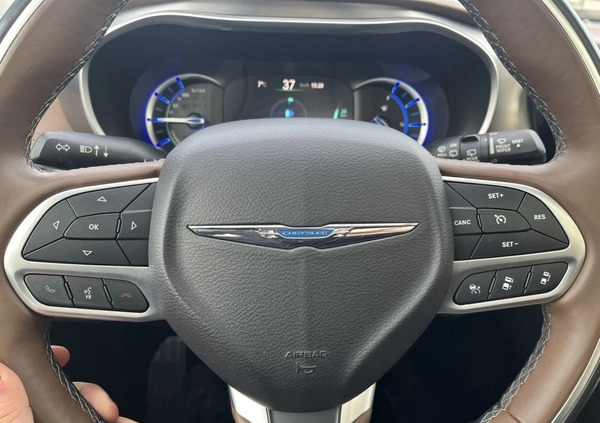 Chrysler Pacifica cena 134900 przebieg: 121000, rok produkcji 2018 z Łomża małe 466